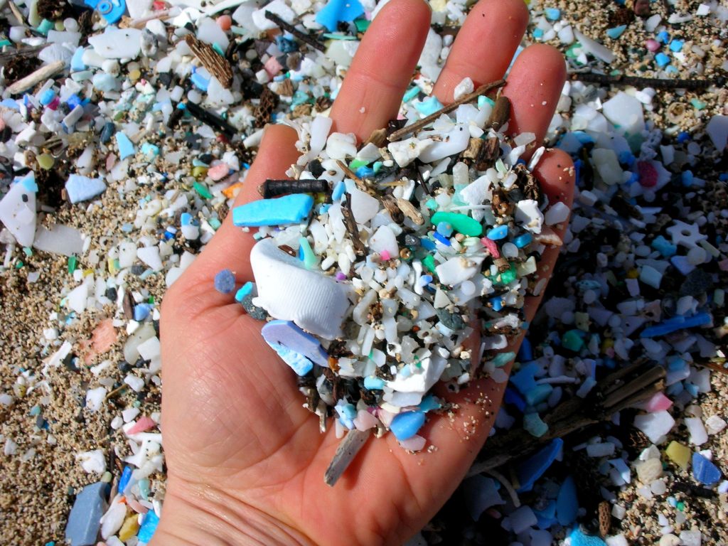 Plastiques sur une plage